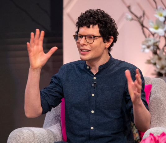 “Simon Amstell: Set Free”: A Liberating Confessional Comedy
