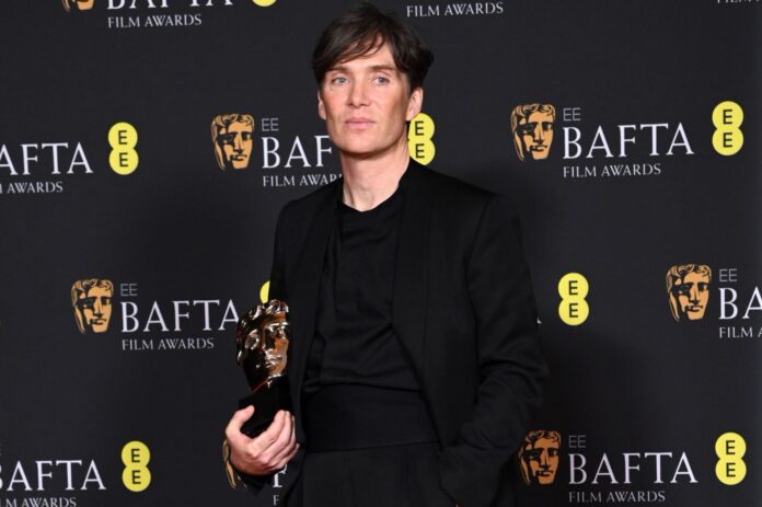 Cillian Murphy with his award for Leading Actor, 